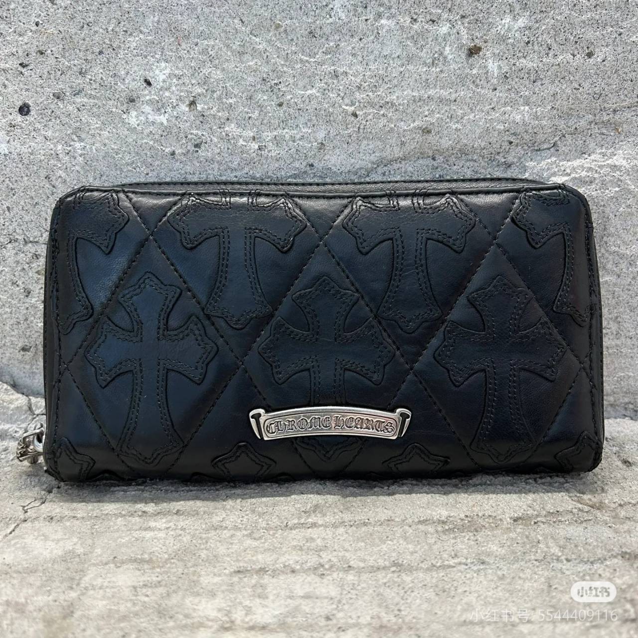 Chrome Hearts セメタリー ブラック クロス ウォレット

商品説明：フロントに925スターリングシルバーのCHスクロールラベル
ラムスキンにクロスプリント
925スターリングシルバーのCHダガージッパー
内側にCHスクロールラベル
コインポケット
カードポケット8つ
ラージポケット2つ
CHダガープリントのブラックシルクライニング

原産国：中国、深圳
