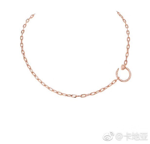 カルティエの新作ネイルネックレス。オリジナルと同じプロポーションの中空チェーンは、精巧に作られ、18金メッキ加工が施されたセレブリティにふさわしい逸品です。オリジナルのバックルはカスタムメイドで、クラシックでありながら汎用性も抜群です。ローズゴールド製です。