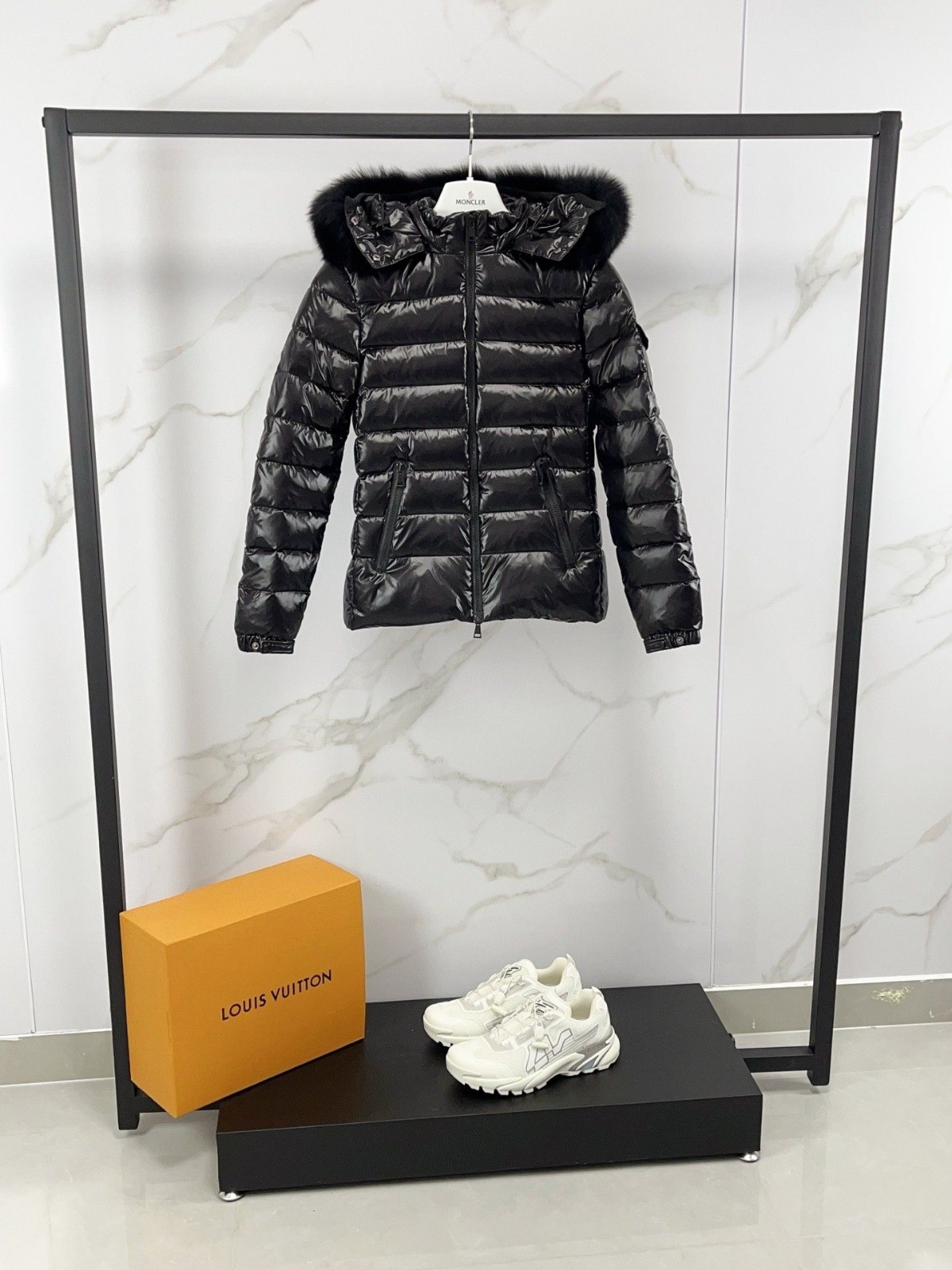 季節やトレンドを超えてデザインされた、女性用のフード付きダウンジャケットは、ナイロンラケで作られており、フェイクファーのフードトリムが特徴です。