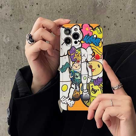 KAWS 漫画コミックブランド iPhone 16 ケース、KAWS スタイルポリエチレン iPhone 16 plus ケース、iPhone 16 pro max KAWS 携帯 ケース、iPhone 15 KAWS KAWS スマホ保護ケース 光沢、ハイブランド iPhone 15 plus ケース、iPhone 15 Pro KAWS スタイル iphone14/14plus ケース ブランドロゴ、Kaws スタイル メンズ iP