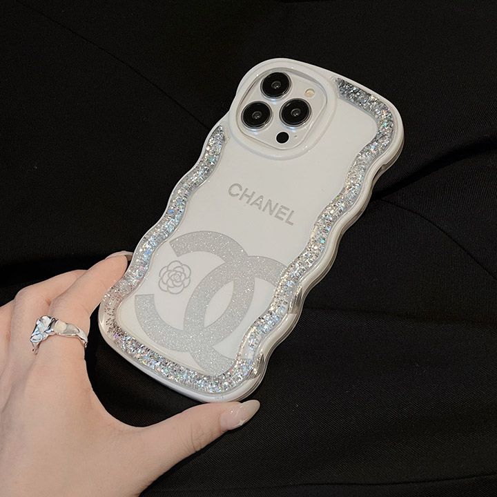 chanel風スマホケース iPhoneイヤホンケースセット， 3D立体パターン chanel iPhoneケースレデイース，最新chaneliPhone 携帯ケース、イヤホンケースセット，2024年発売 字母プリントシャネルブランドiPhone 15 pro ケース，Chanel グリッター iphone ケース16 人気 ブランド 女子