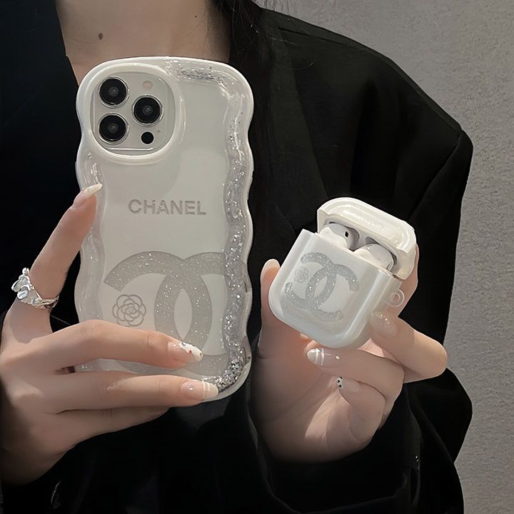 chanel風スマホケース iPhoneイヤホンケースセット， 3D立体パターン chanel iPhoneケースレデイース，最新chaneliPhone 携帯ケース、イヤホンケースセット，2024年発売 字母プリントシャネルブランドiPhone 15 pro ケース，Chanel グリッター iphone ケース16 人気 ブランド 女子