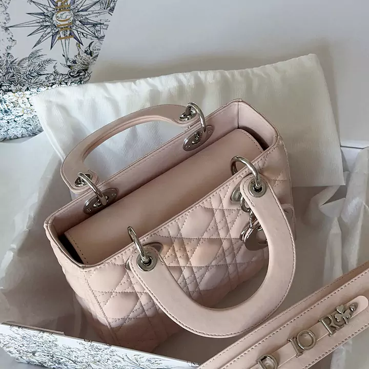 diorショルダーLady Dior バッグ偽物