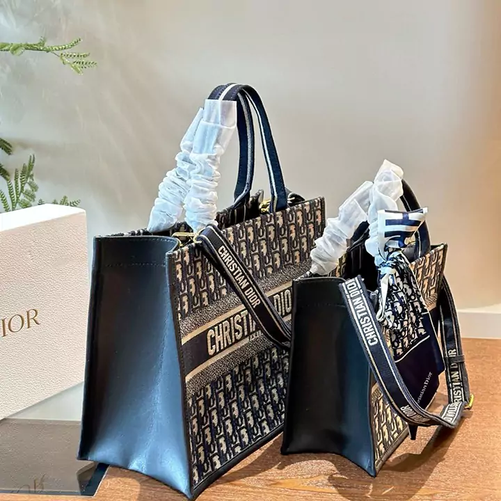 大人気dior【ディオール】レデイースBOOK TOTE スモールバッグ 偽物 ディオール スーパーコピー、ディオールコピー、N級品、通販、ディオールバッグコピー
