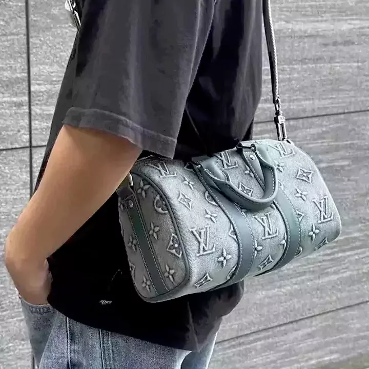 おしゃれ メンズ手提げ ルイヴィトンキーポル･バンドリエール 25 偽物，lv 斜めがけ モノグラムデニムキャンバス枕型バッグ