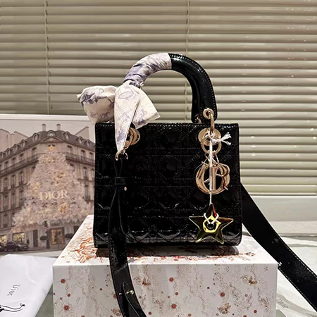 【ディオール】高品質 Lady Dior パテント バッグ ミディアム ハンド レディ ディオール 通勤  バッグ 偽物